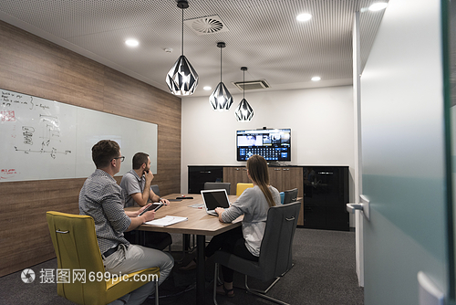 现代办公室的轻人工作场景 笔记本电脑与咖啡的协作融合